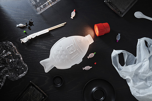 お寿司に付いてる醤油入れがおしゃれなライトに　醤油鯛がモチーフの照明「Light Soy」