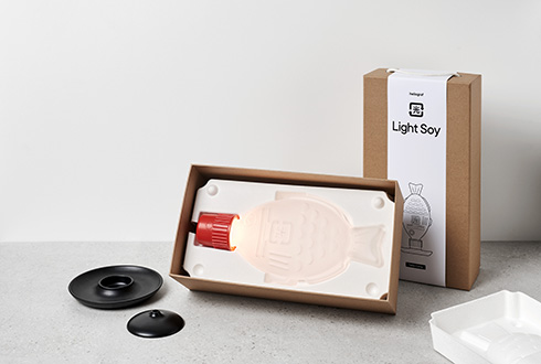 お寿司に付いてる醤油入れがおしゃれなライトに　醤油鯛がモチーフの照明「Light Soy」