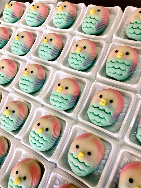アマビエ様の和菓子がいっぱい並んだところ