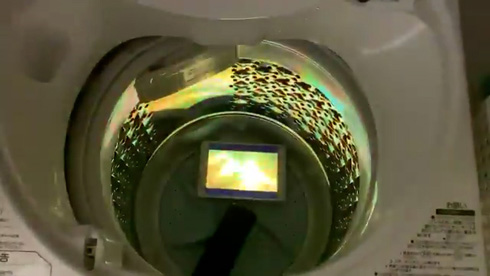 洗濯槽にモニターが置かれている様子