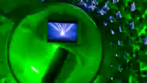 モニターの光が緑から青に変わり、洗濯槽も青く光る