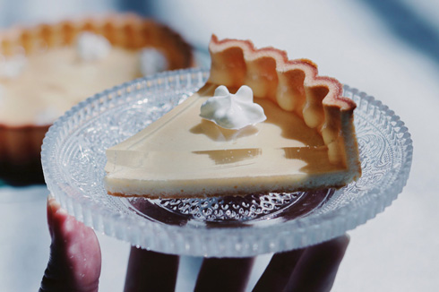 透明なレモンタルト・1切れを横から見たところ