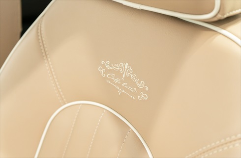 光岡自動車「ビュート カフェラテ」