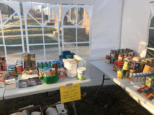 家の前で無料の食材提供　なくなるどころか寄付が集まりテントを設置する事態に