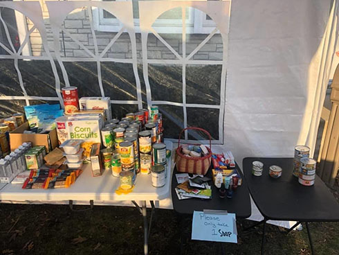 家の前で無料の食材提供　なくなるどころか寄付が集まりテントを設置する事態に