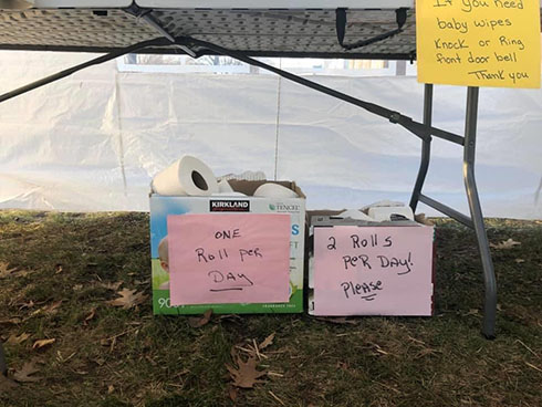 家の前で無料の食材提供　なくなるどころか寄付が集まりテントを設置する事態に