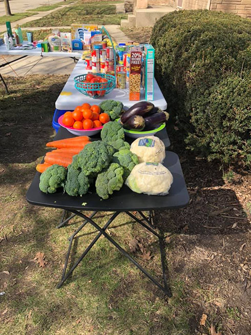 家の前で無料の食材提供　なくなるどころか寄付が集まりテントを設置する事態に