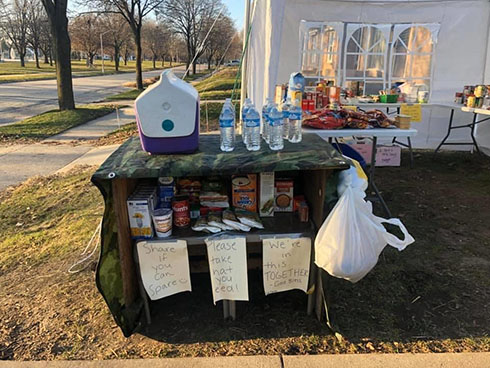 家の前で無料の食材提供　なくなるどころか寄付が集まりテントを設置する事態に