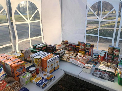 家の前で無料の食材提供　なくなるどころか寄付が集まりテントを設置する事態に