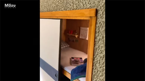 こびとの押入れ、上段奥をのぞく