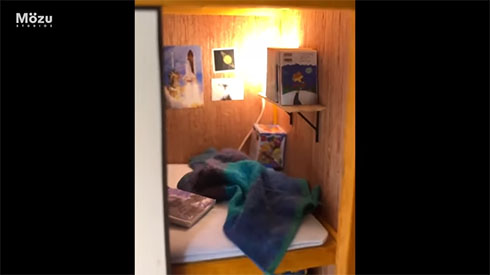 こびとの押入れ、宇宙の本やポスターがいっぱい