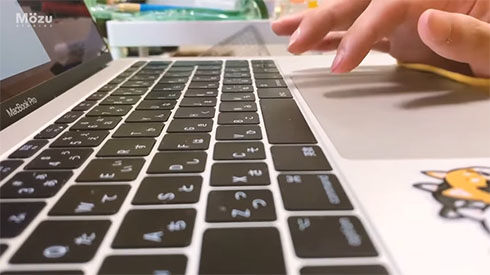 キーボードを打つ様子