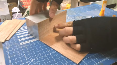 箱を組み立てているところ