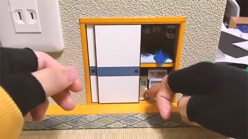 衣装ケースのミニチュアを押入にセット