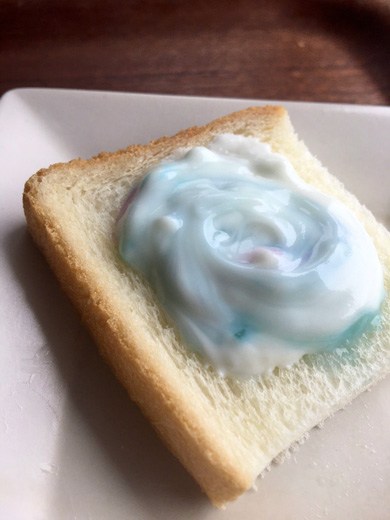 オーロラのようなヨーグルトをパンに塗ったところ