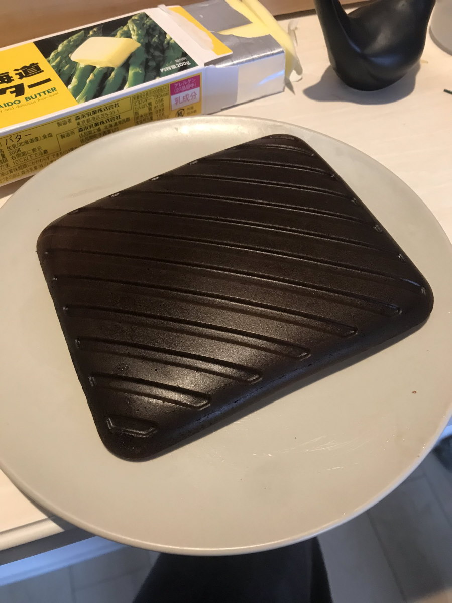 「パンケーキを作ろうとしたの」　なぜか出来上がったツヤツヤな鉄板にしか見えない1枚をご覧ください