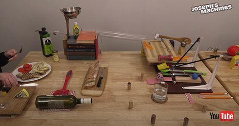 「コショウとって」から始まる狂気　ソーシャルディスタンスを保ってコショウを渡すマシン