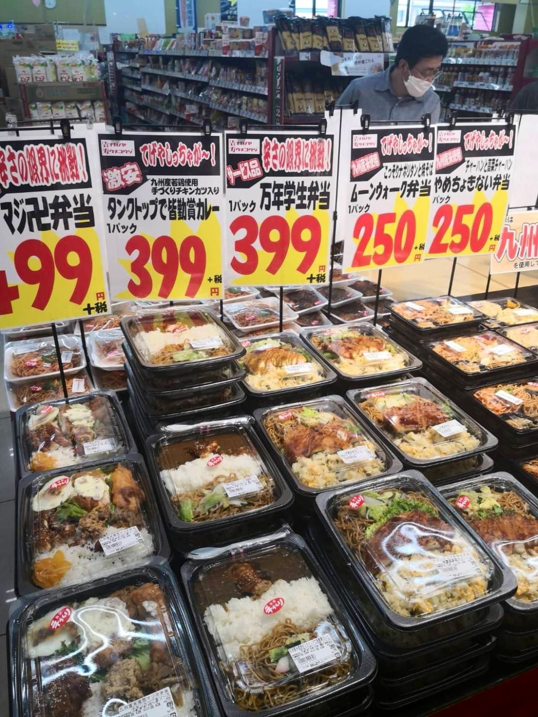 「逆ギレ弁当」「タンクトップで皆勤賞カレー」とあるスーパーの弁当がフリーダム　「全て社長の思い付きです」