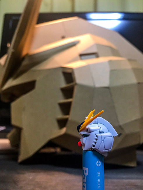 段ボールで作ったガンダムマスクがかっこいい　「ドアがフィン・ファンネルに見えた」など世界観に没入させてしまう完成度