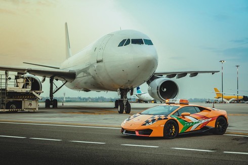 ランボルギーニ RWD Follow Me 空港誘導車