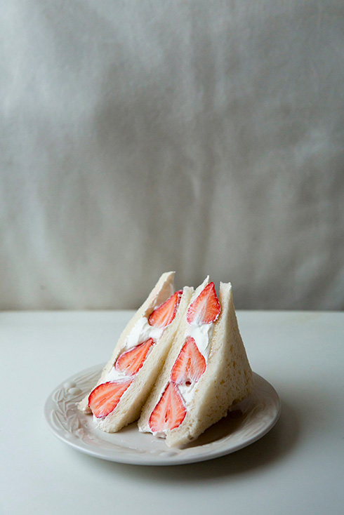 微妙な見た目のいちごサンド写真がレタッチで綺麗に　「おいしそー！」「魔法使い？」と驚きの声