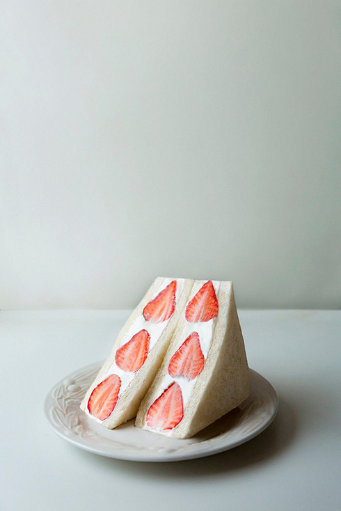 微妙な見た目のいちごサンド写真がレタッチで綺麗に　「おいしそー！」「魔法使い？」と驚きの声