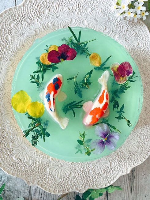 水面に浮かぶ花と泳ぐ鯉に癒される　「モネの池」チーズケーキが神秘的