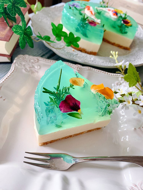 水面に浮かぶ花と泳ぐ鯉に癒される　「モネの池」チーズケーキが神秘的