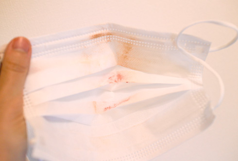 通常のマスクの裏側についた化粧汚れ
