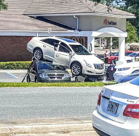 海外 事故 高齢者 操作ミス