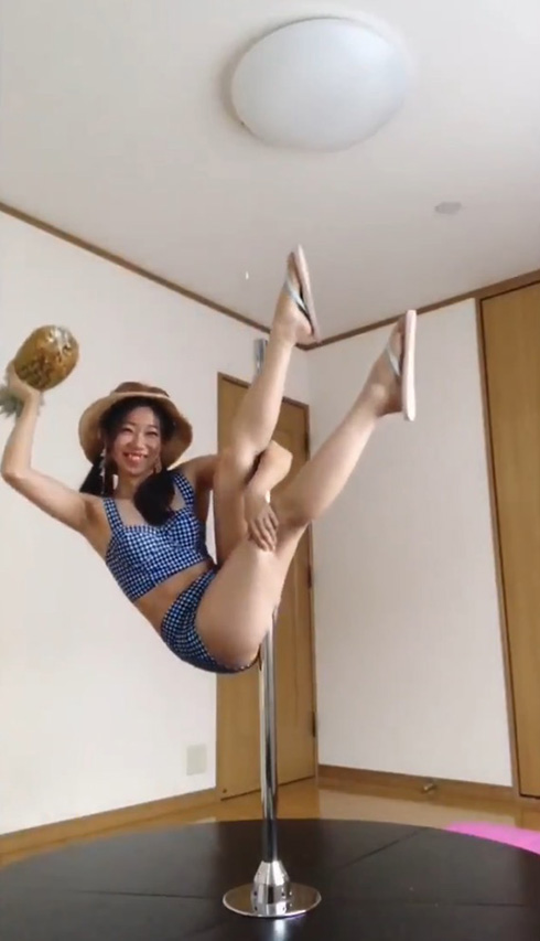 「体がくっついてるのは皮膚の摩擦」　ポールダンス風の自宅コスプレがすごい
