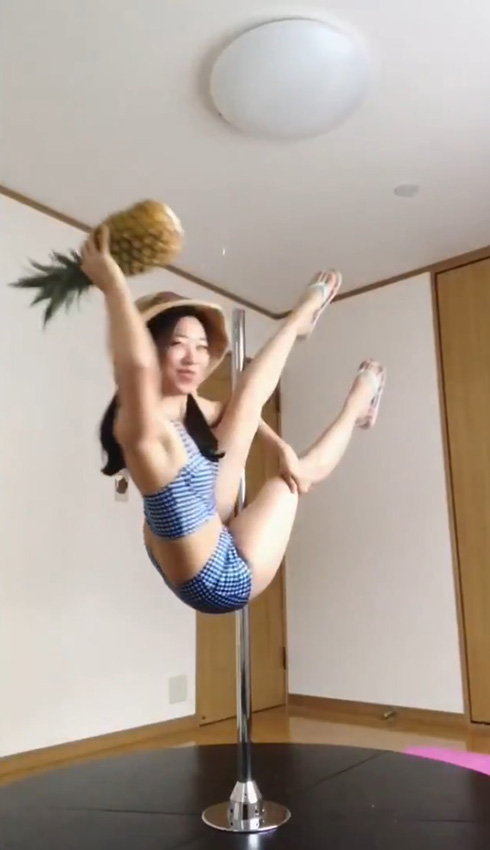 「体がくっついてるのは皮膚の摩擦」　ポールダンス風の自宅コスプレがすごい