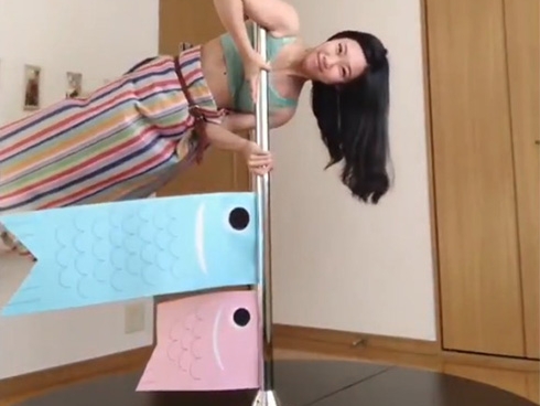 「体がくっついてるのは皮膚の摩擦」　ポールダンス風の自宅コスプレがすごい