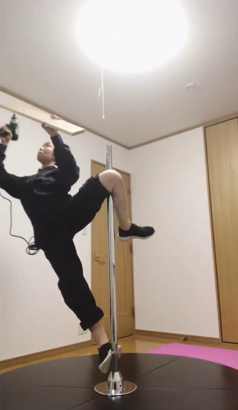 「体がくっついてるのは皮膚の摩擦」　ポールダンス風の自宅コスプレがすごい