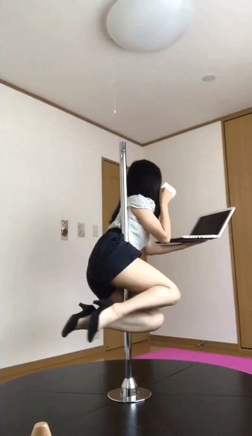 「体がくっついてるのは皮膚の摩擦」　ポールダンス風の自宅コスプレがすごい