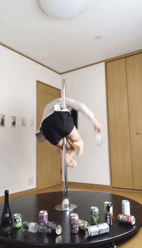 「体がくっついてるのは皮膚の摩擦」　ポールダンス風の自宅コスプレがすごい