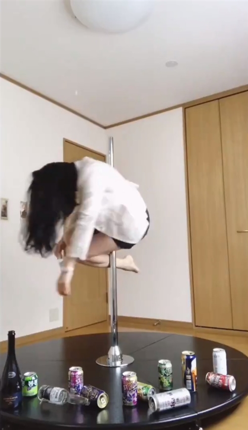 「体がくっついてるのは皮膚の摩擦」　ポールダンス風の自宅コスプレがすごい