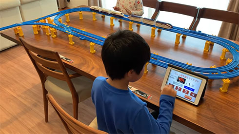 タッチパネルを押す子ども