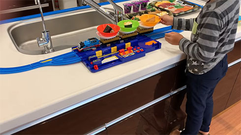 キッチンで作業する子ども