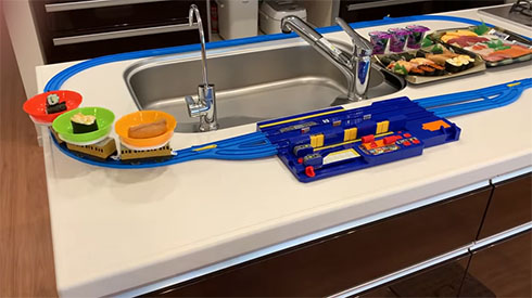 キッチンを走るプラレール