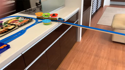 キッチンとテーブルに架けられた橋を渡ろうとする