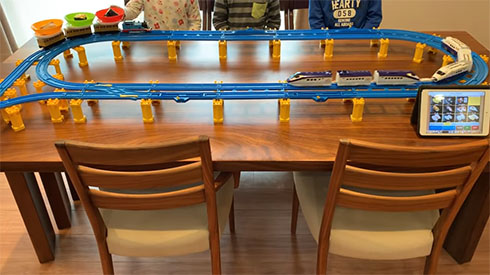 お客さんにお寿司を運ぶトーマス