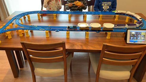 空の皿を運ぶトーマス