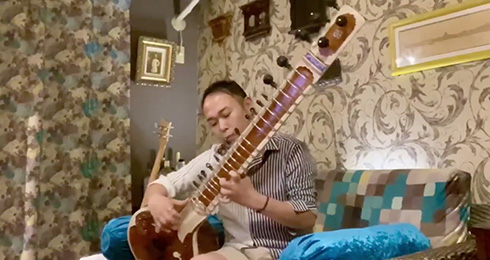 カレー味の「上を向いて歩こう」　インド楽器で奏でる旋律がスパイス効いててかっこいい