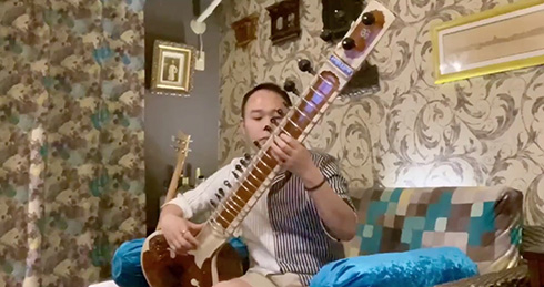 カレー味の「上を向いて歩こう」　インド楽器で奏でる旋律がスパイス効いててかっこいい