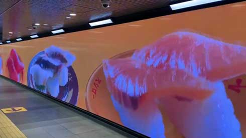 スシロー 創業祭 広告 回転寿司 すしで笑おう 未来 渋谷スクランブル交差点 地下道