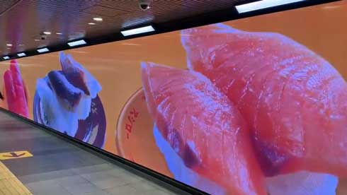 スシロー 創業祭 広告 回転寿司 すしで笑おう 未来 渋谷スクランブル交差点 地下道