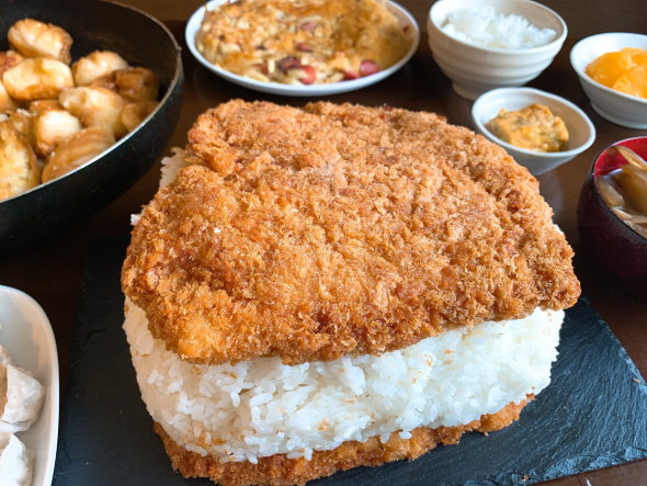 ぼくのかんがえた さいきょうのカツサンド カロリー デカ盛り 大食い 主婦 もぐちゃん