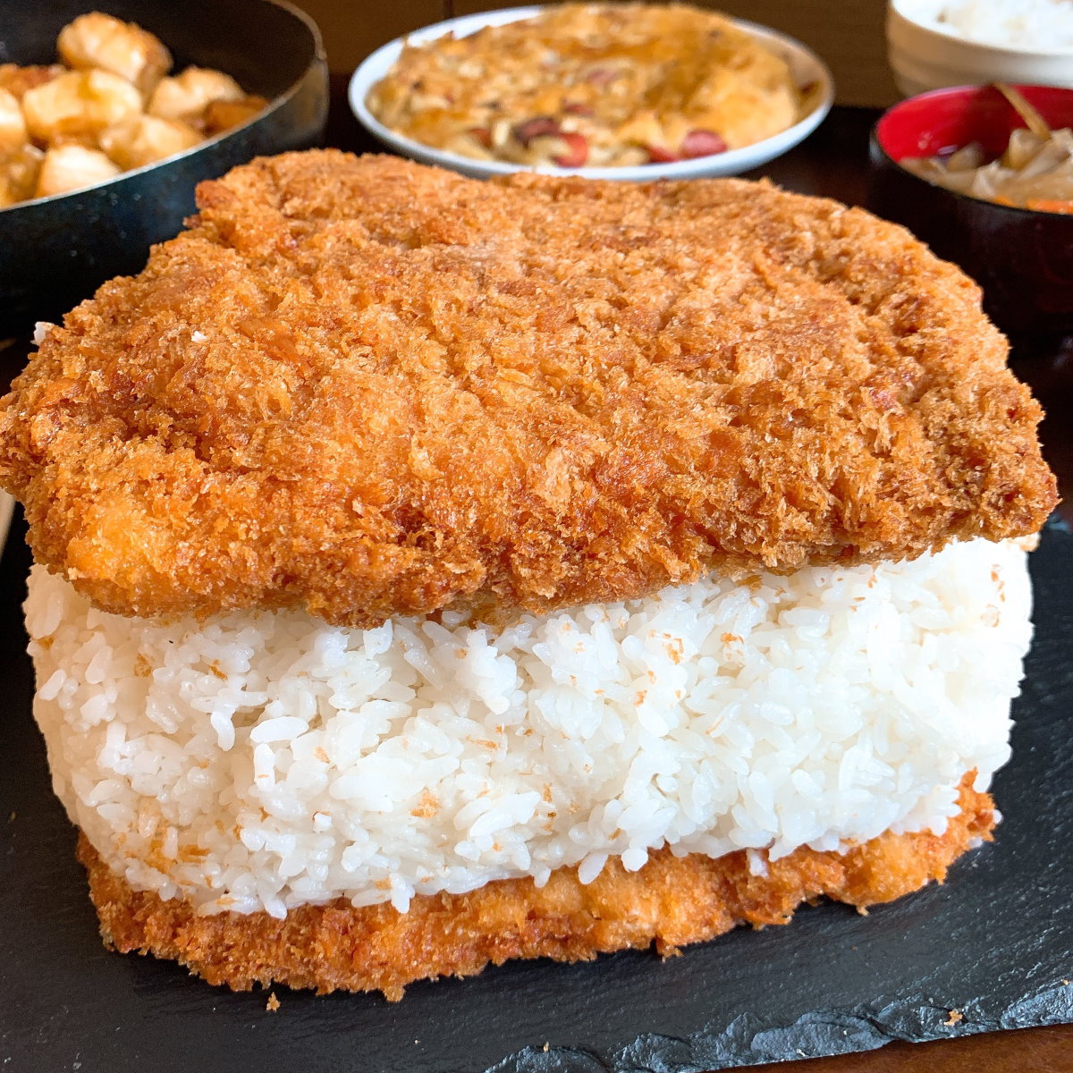 これはカロリーのクロスボンバー　カツとカツで山盛りご飯を挟んだ「ぼくのかんがえたさいきょうのカツサンド」が圧倒的夢とロマン