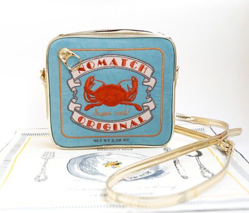 かに缶のポシェット・ストラップをつけたところ